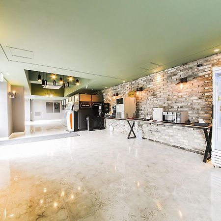 Avenue Hotel Йонгин Екстериор снимка